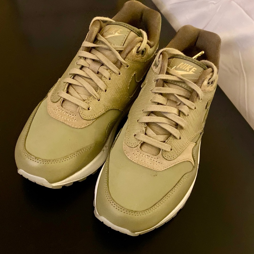 Nike Air Max 90 Premium - Size 7